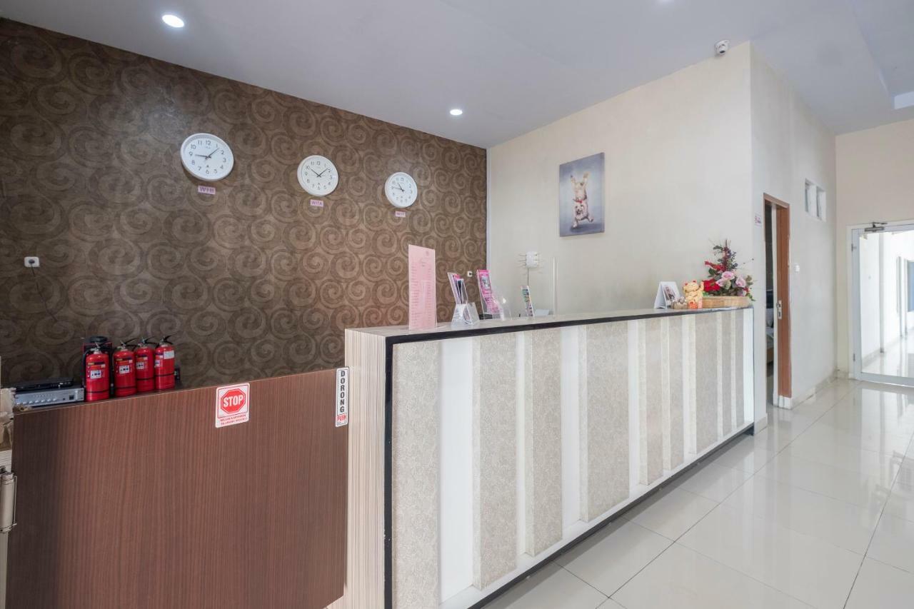 Hotel Astra Novilia Makassar Exterior photo